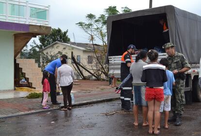 O Exército está auxiliando na distribuição de roupas e alimentos aos desabrigados.