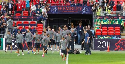 La plantilla del Barcelona salta al césped de Wembley para iniciar el entrenamiento. Guardiola estaba, en esos momentos, en la sala de prensa.