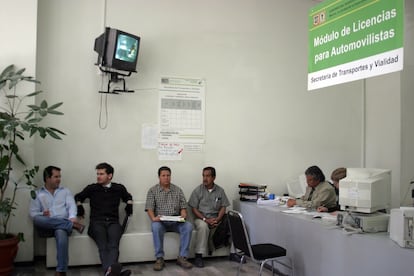 Ciudadanos hacen fila para realizar un trámite en la secretaría de Transportes, en Ciudad de México, en una fotografía de archivo.