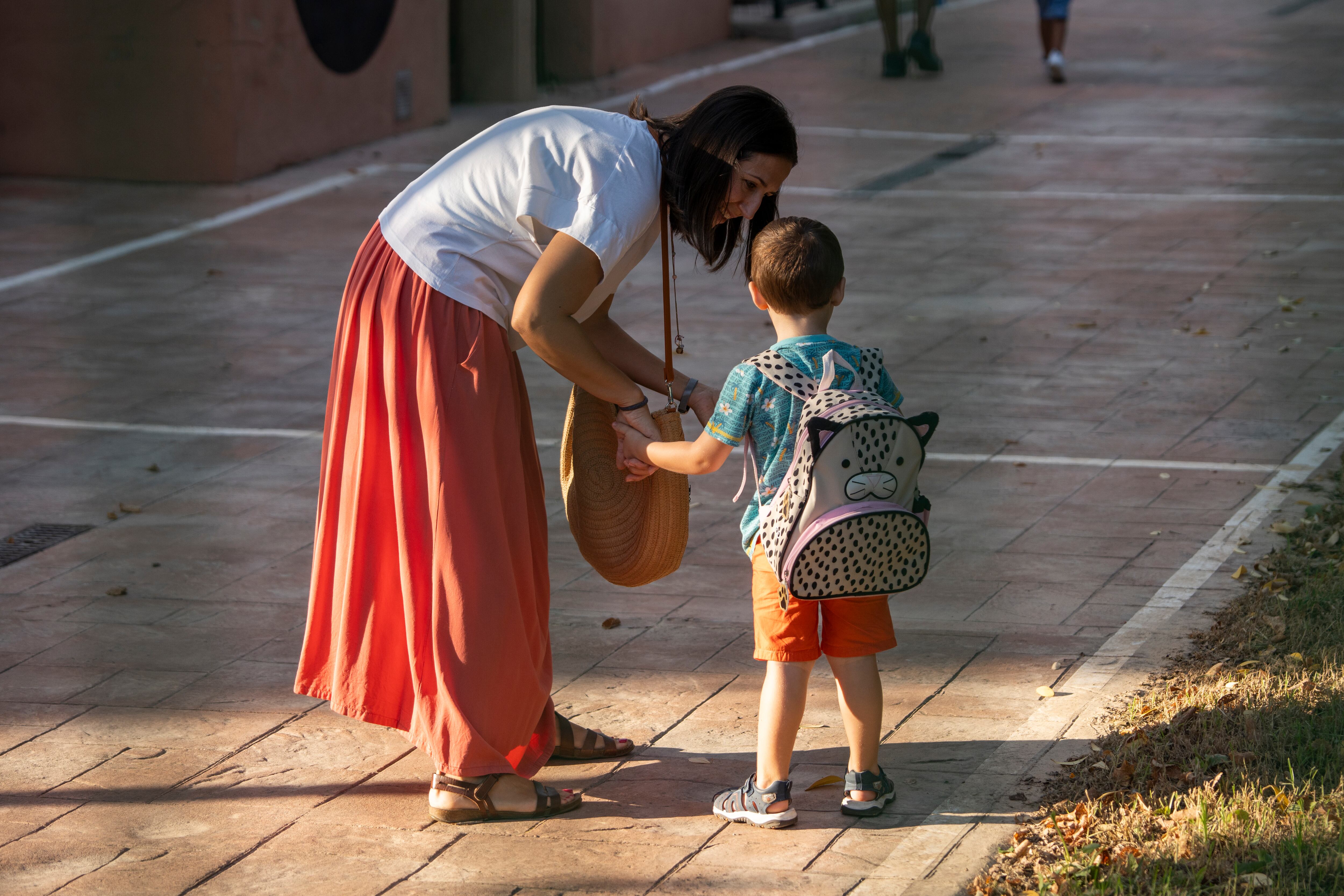 La retribución del permiso parental sigue estancada a dos semanas de que expire el plazo europeo