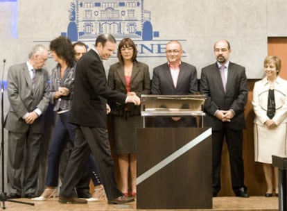 Ibarretxe firma el manifiesto en la sede de la Presidencia, junto al resto de su Gobierno.
