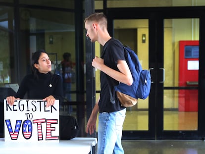 Una joven registra votantes en Houston (Texas), en una fotografía de archivo.
