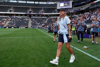 Alexia Putellas, del Barcelona, en muletas durante el partido de la Eurocopa 2022 entre España e Inglaterra.