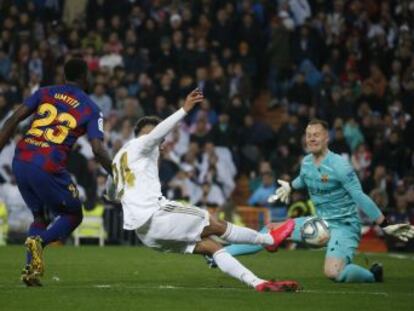 Dos inesperados goles de Vinicius y Mariano devuelven al Real al liderato tras un partido en el que el empuje de los de Zidane tras el descanso acabó por desnaturalizar a Messi y los suyos