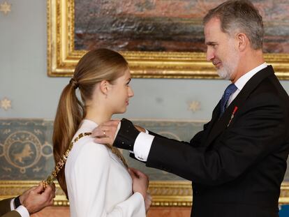 El rey Felipe impone el collar de la Orden de Carlos III a la princesa Leonor, en un acto celebrado en el salón de Carlos III del Palacio Real, tras la jura de la Constitución de la Princesa de Asturias en el Congreso, este martes.