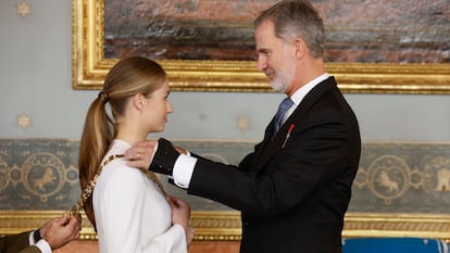 El rey Felipe impone el collar de la Orden de Carlos III a la princesa Leonor, en un acto celebrado en el salón de Carlos III del Palacio Real, tras la jura de la Constitución de la Princesa de Asturias en el Congreso, este martes.