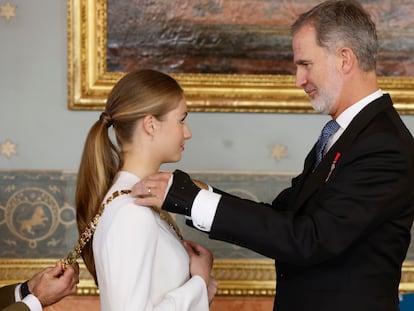 El rey Felipe impone el collar de la Orden de Carlos III a la princesa Leonor, en un acto celebrado en el salón de Carlos III del Palacio Real, tras la jura de la Constitución de la Princesa de Asturias en el Congreso, este martes.