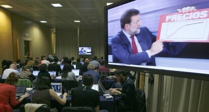 Periodistas siguiendo el debate entre Zapatero y Rajoy en 2008.