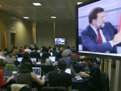 Periodistas siguiendo el debate entre Zapatero y Rajoy en 2008.