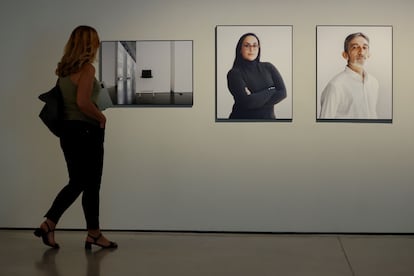 Una visitante recorre el Museo Can Framis de Barcelona donde la fotógrafa alemana Sophie Köhler ha presentado este lunes su proyecto fotográfico y sonoro.