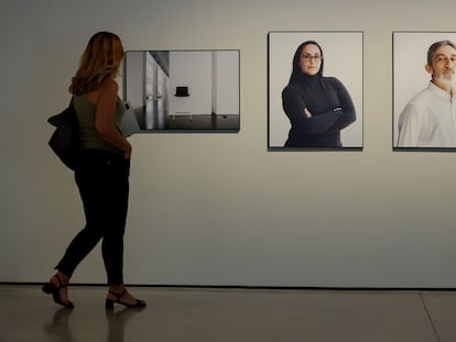 Una visitante recorre el Museo Can Framis de Barcelona donde la fotógrafa alemana Sophie Köhler ha presentado este lunes su proyecto fotográfico y sonoro.