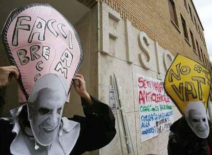 Estudiantes de La Sapienza protestan por la visita del Papa, aplazada horas después.