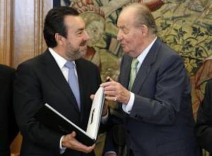El Rey Juan Carlos conversa con el presidente de la Fundación ONCE, Miguel Carballeda (i), durante la audiencia que ha tenido lugar hoy, en el Palacio de la Zarzuela.