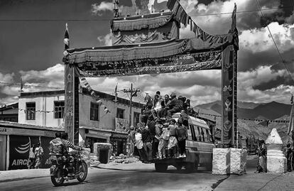 Un autobús abarrotado en Leh (India).