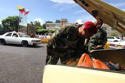 Venezuelan soldiers inspect a car at a crossing point along the Venezuelan-Colombian border in San Crist&oacute;bal.