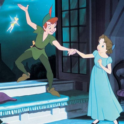 <p><strong>De qué hablamos.</strong> De la película de Disney 'Peter Pan' (1953), adaptación de la obra de teatro 'Peter Pan, o el niño que no quería crecer', publicada en 1904 por J. M. Barrie.</p> <p><strong>Dónde está la trampa.</strong> En la obra original de J.M. Barrie, los Niños Perdidos intentan asesinar a Wendy porque llevan regular que su líder se eche novia, mientras que en la versión de Disney es Campanilla, rabiosa de celos, quien atenta contra la vida de la niña. Afortunadamente Peter Pan la salva como siempre se ha resucitado en Disney: con un beso de amor verdadero. En la película, los Niños Perdidos prefieren dedicar su tiempo libre (y tienen mucho tiempo libre) a cazar pieles rojas, cuyo retrato por parte de Disney (incultos, salvajes, incapaces de decir nada que no sea "jau") ya fue considerado irresponsablemente racista en 1953.</p> <p><br /> </p>