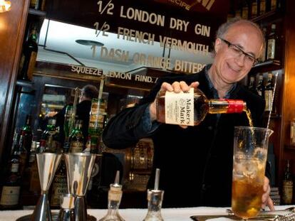 Javier de las Muelas, empresario y bartender, preparando un c&oacute;ctel de Maker&rsquo;s Mark. 