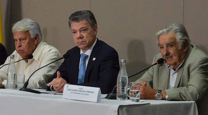 El expresidente Felipe González junto al presidente colombiano Juan Manuel Santos y el uruguayo José Mujica este jueves en Cali.