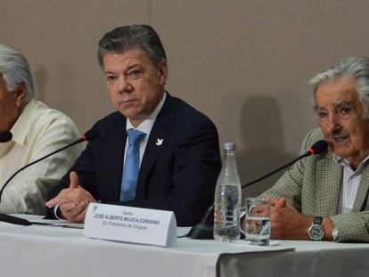 El expresidente Felipe González junto al presidente colombiano Juan Manuel Santos y el uruguayo José Mujica este jueves en Cali.