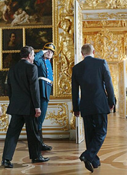 Putin (derecha) y Schröder, ayer en el palacio de Catalina de San Petersburgo.