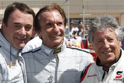 Nigel Mansell, Emerson Fittipaldi y Mario Andretti charlan en la pista de Sakhir