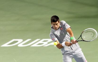 Novak Djokovic, en un partido en Dub&aacute;i. 
