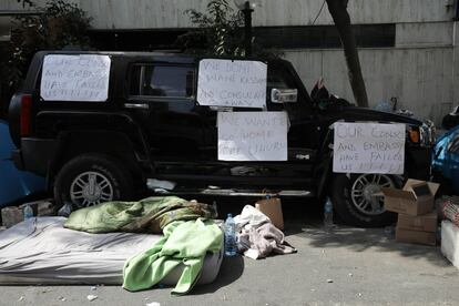 "Queremos volver a casa, presidente Uhuru" y "Nuestro Gobierno nos ha fallado" son algunas de las quejas que se leen en las pancartas pegadas en el coche del secretario general del cónsul keniano, aparcado frente al edificio del consulado. El coche ha sido cubierto de mensajes durante la sentada protagonizada por los migrantes kenianos que exigen ser repatriados.