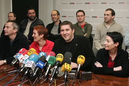 En primer término, de izquierda a derecha, Joseba Permach, Rakel Peña, Arnaldo Otegi y Jone Goirizelaia.