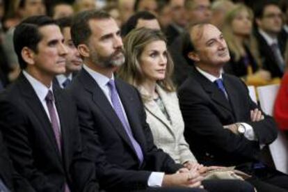 Los Príncipes de Asturias, el ministro de Asuntos del Canal, Romulo Roux (i), y el secretario de Estado de Cooperación Internacional y para Iberoamérica de España, Jesús Gracia (d), asisten hoy a la inauguración del II Encuentro de Empresas Españolas en Panamá.