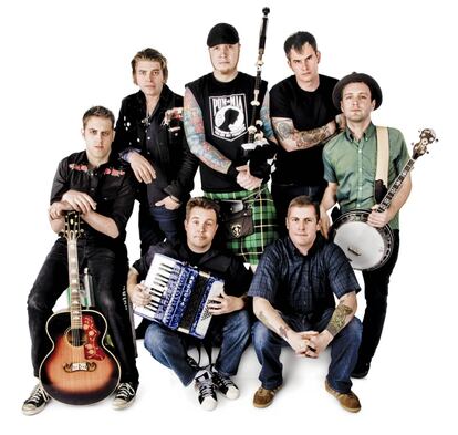 Dropkick Murphys, o DKM, cerrarán la primera jornada del Azkena al filo de la 1.30 de la madrugada. Una banda de punk formada en 1996 en los barrios de trabajadores inmigrantes irlandeses de Boston. Su mezcla de punk-rock, ska, folk irlandés, rock y hardcore asegura un directo demoledor.