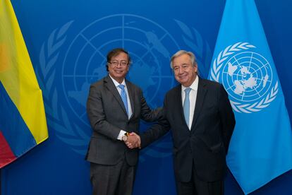 Gustavo Petro, presidente de Colombia, saluda a Antonio Guterres, el secretario general de la ONU, este domingo en Nueva York.