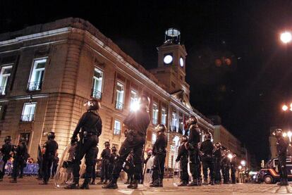 Cordón policial en la Puerta del Sol, ya de madrugada, para impedir el acceso de los manifestantes a la plaza.