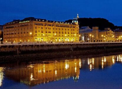 Fachada sobre el río Urumea y una de las habitaciones del hotel María Cristina de San Sebastián.