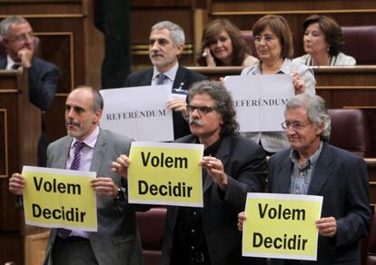 Diputados del grupo mixto protestan en el hemiciclo contra la reforma de la Constitución.