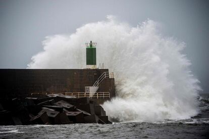 Tras el coletazo final del temporal Elsa ha llegado este sábado a la península uno nuevo, denominado Fabien, por el que se han activado avisos rojos en las costas de A Coruña, Lugo, Pontevedra y Asturias por vientos y olas de hasta nueve metros. En la imagen, las olas golpean el embarcadero del puerto de A Guarda (Pontevedra), este sábado.