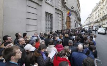 Cientos de rumanos hacen cola para poder votar este domingo en la Embajada de Rumania en París.