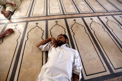 Un hombre duerme una siesta en una mezquita en Peshawar (Afganistán). Musulmanes de todo el mundo celebran el mes del Ramadán, en el que deben guardar ayuno y abstenerse de beber y practicar sexo durante todo el día.