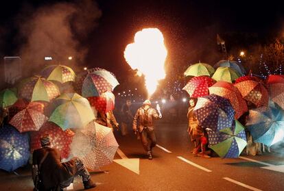 Uno de los pajes lanza humo durante la cabalgata de los Reyes Magos de Madrid.