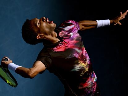 Felix Auger-Aliassime sirve durante el partido ante Lehecka.