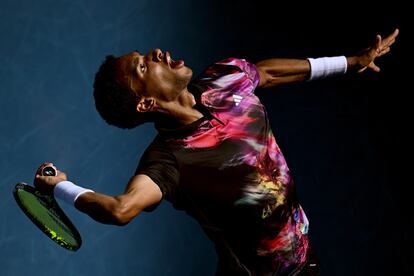 Felix Auger-Aliassime sirve durante el partido ante Lehecka.