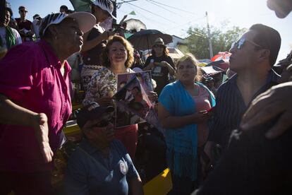 Una familia espera el paso del desfile en recuerdo de Juan Gabriel en Ciudad Juárez el 27 de agosto 2017.