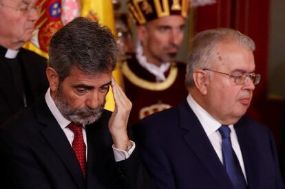 El presidente del Tribunal Supremo y del Consejo General del Poder Judicial, Carlos Lesmes (izquierda), y el presidente del Tribunal Constitucional, Juan José González Rivas, durante el acto conmemorativo celebrado en el Congreso de los Diputados en septiembre pasado.