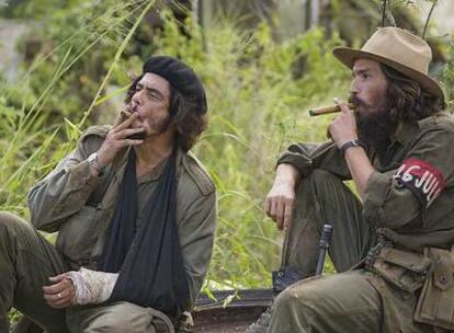 Benicio del Toro (como el Che), a la izquierda, y Santiago Cabrera (como Camilo Cienfuegos), en <i>Che, el argentino.</i>