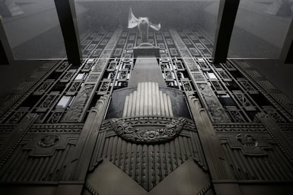 En la imagen, se aprecia el metal con el que se adorna la puerta de entrada del hotel, en Park Avenue (Nueva York).