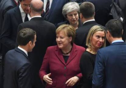 La canciller alemana, Angela Merkel, y el presidente francés, Emmanuel Macron, durante la cumbre europea.  