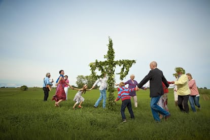 Hay pocas fiestas tan suecas como el Midsommar, el solsticio de verano, que, aprovechando los días más largos del año, suele marcar el inicio de las vacaciones en Suecia y se celebra entre guirnaldas de flores, canciones populares y bailes infantiles como el små grodorna (el baile de las ranitas) alrededor de los mayos (midsommarstång), cruces adornadas con hojas y flores que se plantan en los prados (en la foto). En 2015 cayó en 20 de junio.