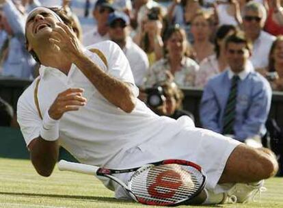 Roger Federer se tira al suelo y rompe a llorar tras ganar el último punto del partido.