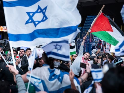 Manifestantes, unos a favor de Israel y otros de Palestina, se encuentran en Times Square (Nueva York), el 13 de octubre.
