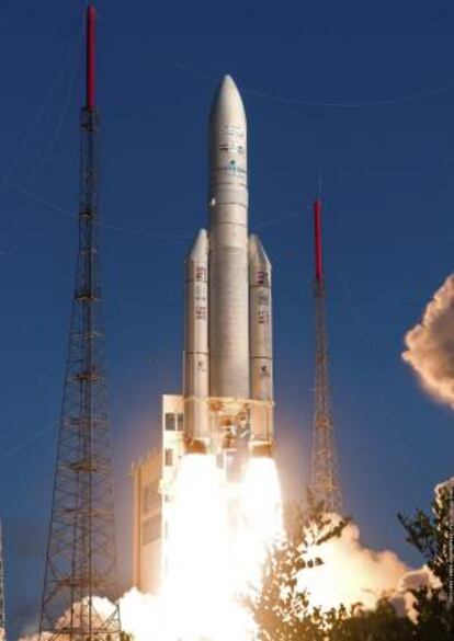 Fotografía cedida por el Centro Espacial Guyanés el 30 de agosto de 2013 que muestra el lanzamiento del cohete europeo Ariane 5 desde la base Kourou, en la Guayana Francesa, el 29 de agosto de 2013.