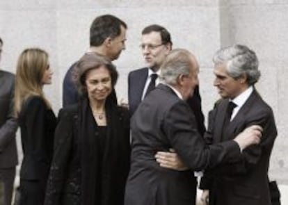 El rey Juan Carlos saluda a Adolfo Su&aacute;rez Illana, en presencia de la reina Sof&iacute;a, los Pr&iacute;ncipes de Asturias, Felipe y Letizia, y el presidente del Gobierno, Mariao Rajoy, a su llegada hoy a la catedral de la Almudena.